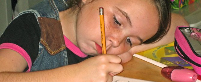 Niña estudiando pero saca malas notas