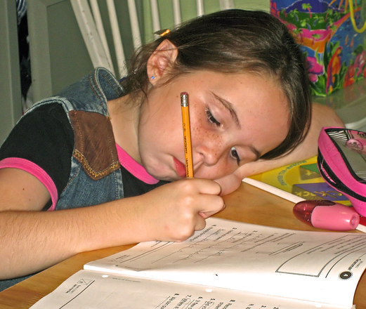 Niña estudiando pero saca malas notas